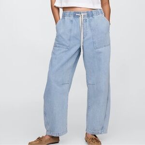 Gap Mid Rise SuperSoft Pull-On Barrel Jeans in light wash size medium regular